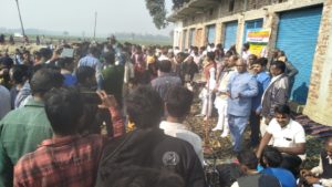 पुरंदरपुर रेलवे स्टेशन के अंडरपास को हटवाने के लिए लोसपा का आंदोलन